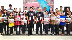 Samosir Bahasa Batak School Teachers With Saut Poltak Tambunan And Amol Titus At A Linguistic Capacity Building Event