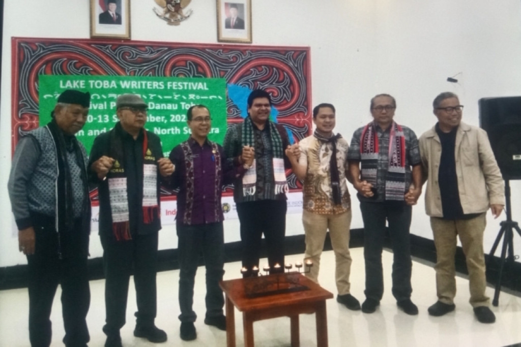 Bupati Samosir Apresiasi Kegiatan Lake Toba Writers Festival yang di Laksanakan Untuk Ke-3 di Kabupaten Samosir